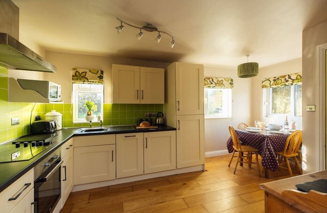 Eira's Cottage - Tranquil Family Getaway Near Coast