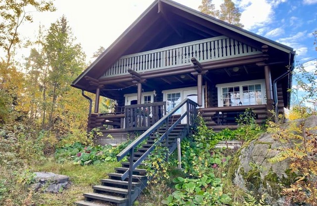 Elämyksellinen huvila Tuurujärven rannalla.