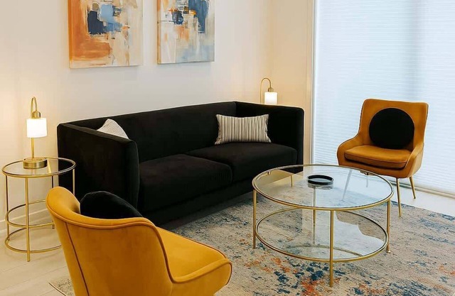 Elegant 2BR Apartment w/In-Unit Laundry