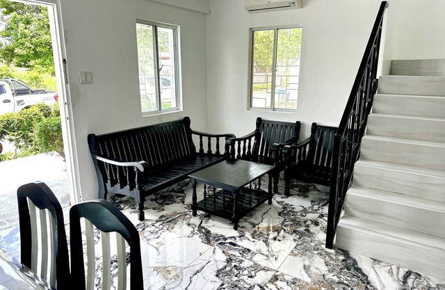 Elegant 4BR Home in Savannah with Garden