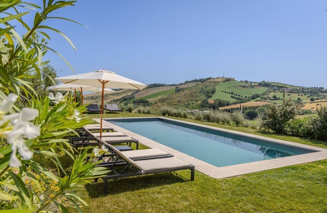 Elegant and modern villa with pool and panoramic position, close to Fermo and the beaches of Porto S