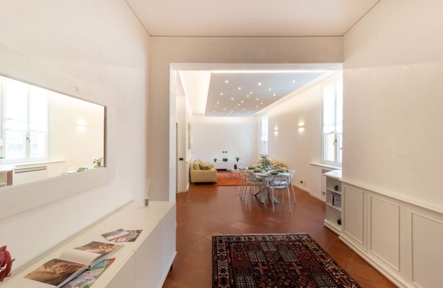 Elegant apartment of 193 sqm located on the first floor of a vintage building with elevator (5 steps to access), able to accommodate up to 7 people.The accommodation is located near the city center of Mantua, in just 15 minutes walk you can reach all the