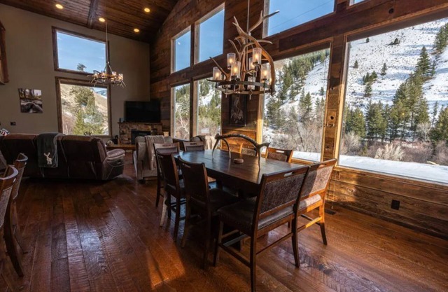 Elegant Cabin- Northfork Idaho Salmon River, Reunions, Secluded. Quiet. Views