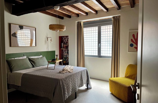 Elegant Central Flat w/Private Patio, Full Kitchen, FastWiFi, Easy Milan Access