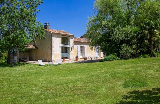 Elegant Holiday Home in Dordogne Vineyard