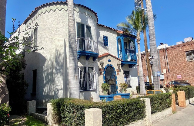 Elegant, Large, Parking, Central Location, Walk to The Grove, BH, Fairfax, Parks