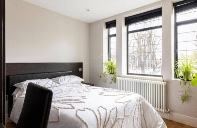 Elegant London Escape — 2BR Apartment with Breakfast & Daily Cleaning