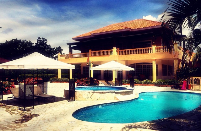 Elegant Luxury Golf Villa 12 mins from beach w/pool, jacuzzi (NOT heated) & BBQ
