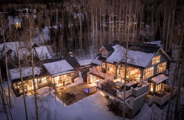 Elegant Mountain Cottage in private neighborhood with Ski Access