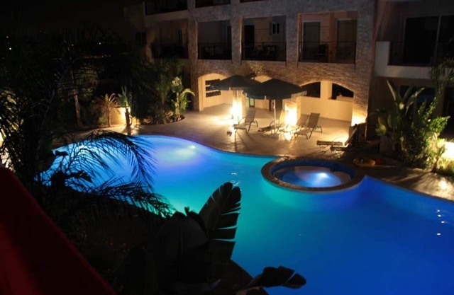 Elegantly furnished 2 bed apartment with free AC, Wifi, pool & gym