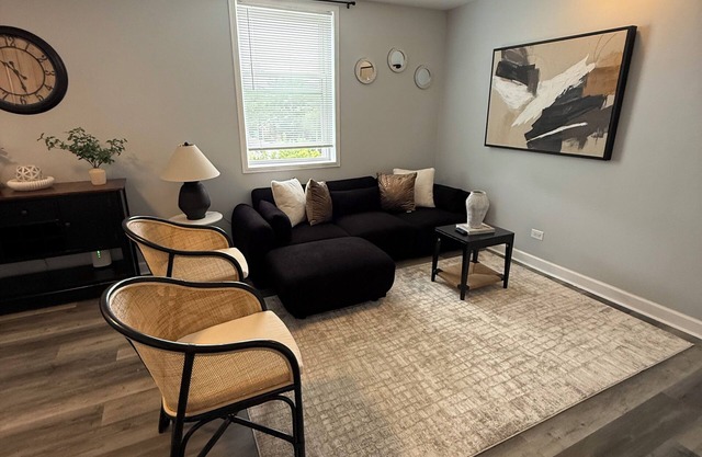 Elevated & Elegant 4 BD 2BA apartment 25 min to downtown