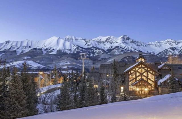 Elevated Escape: Deluxe 2 bed/2bath Ski IN/OUT condo