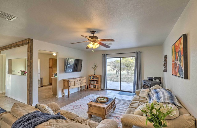 Elgin Home w/Mountain Views ~ 3 Miles to Wineries