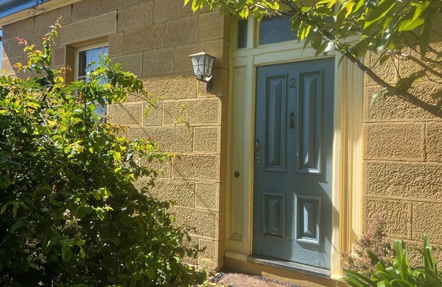 Eliza Historic Cottage close to CBD with car park.