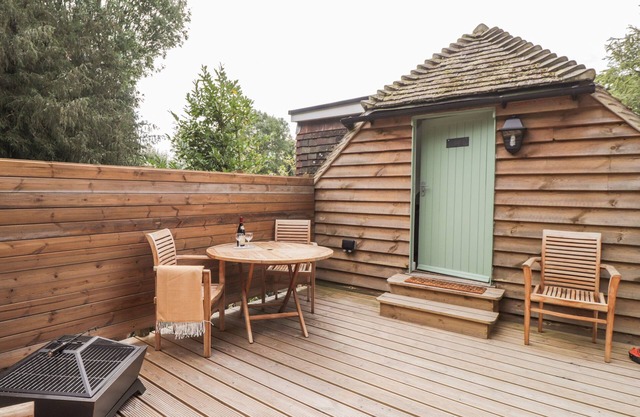 ELLA'S LOFT, pet friendly, character holiday cottage in Chilham