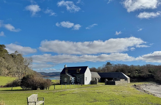 Ellary Farmhouse - Situated Between 2 Beaches - Loch Views & Courtyard