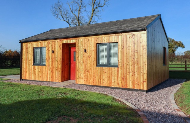 ELM LODGE, pet friendly, with a garden in Etwall