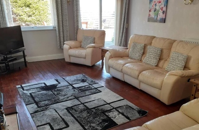 Elmbank House apartment with island views