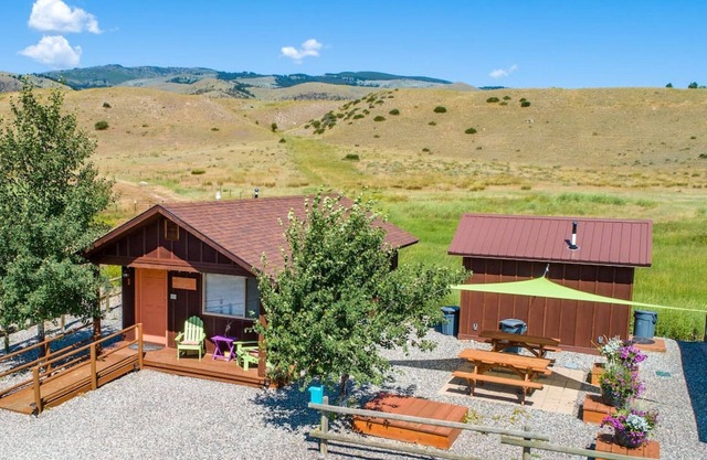 Emigrant Cabins #1 - Tiny cabin near Yellowstone