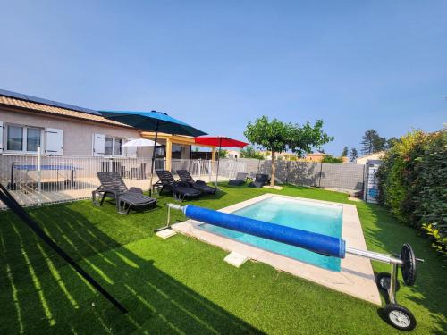 En Ardèche, maison de vacances l'Odyssée climatisée avec sa piscine privée et chauffée
