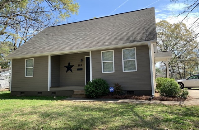 Encanto! A cheerful 2-bedroom first floor home.