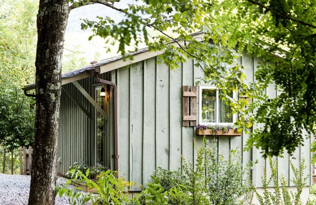 Enchanted Mountain Cottage on quaint farm with creek and opt. breakfast