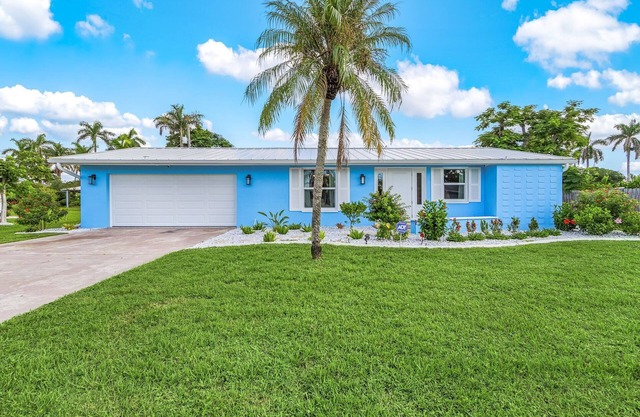 Endless Fun & Coastal Comfort with Game Room, Bikes & Beach Vibes - Luanne Beach Retreat - Roelens