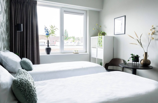 Enjoy a comfortable and versatile stay in Raamsdonksveer with a private bathroom, air conditioning.