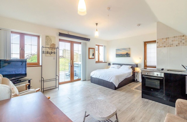 Enjoy a quiet retreat at this one bedroom hilltop studio with views over the countryside.