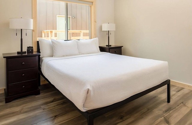 Enjoy Stunning Views Across the Columbia River! 3 Relaxing Cabins, Outdoor Pool