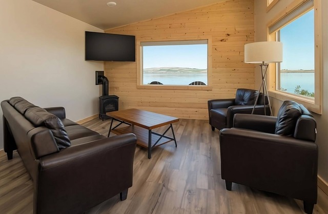 Enjoy Stunning Views Of the Columbia River! Parking, Outdoor Pool and Breakfast