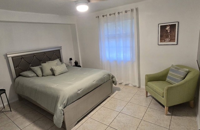 Enjoyable 2-bedroom house with amenities that will make you feel home in Naples