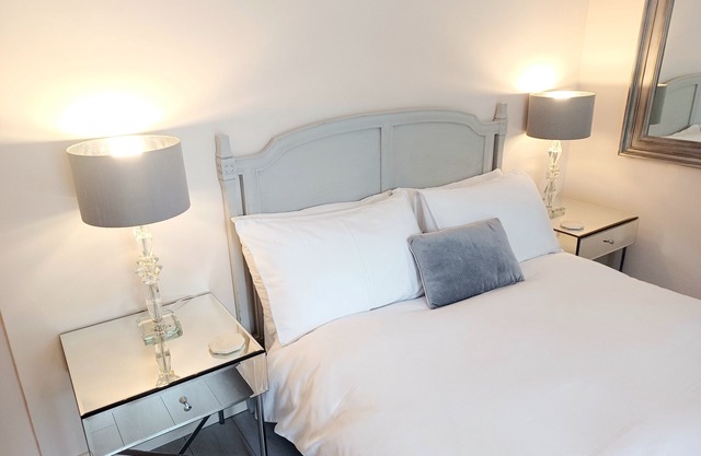 Ensuite Double Room Own Entrance in Art Deco House