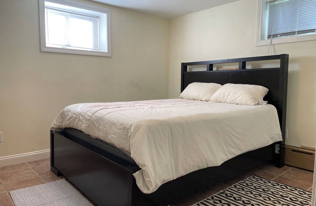 Entire 1BR in Newton AC Parking Walk to Shops