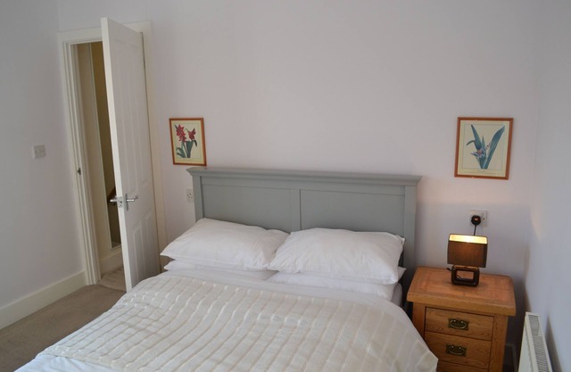 Entire 3 bedroom house 5 minute walk to the Caerphilly station