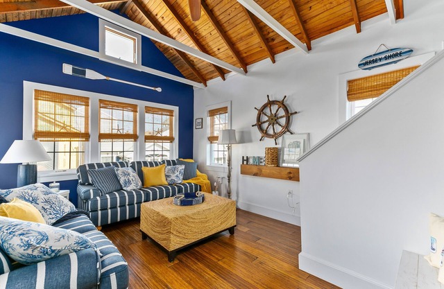 Entire beach house w/ROOFTOP TERRACE! Access to private beach!