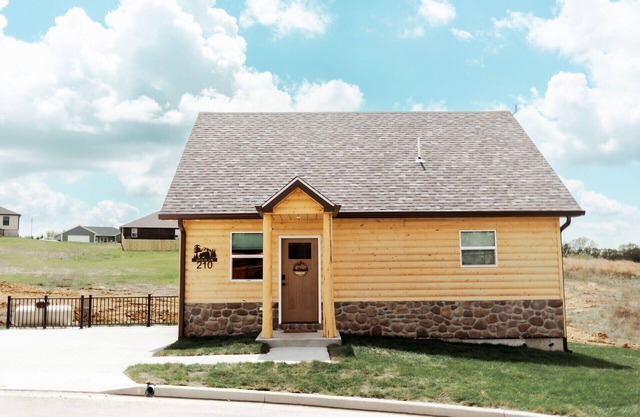 Entire Cabin in Linn, MO with all the extras