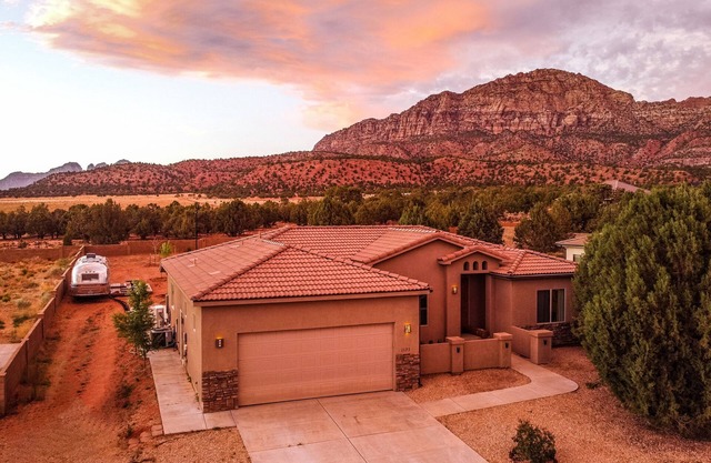 Entire Duplex - Sleeps 10 - Mountain View & Sport Court - Close to Zion NP