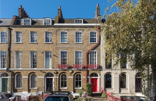 Entire Ground Floor Flat, Free Parking and Gardenn