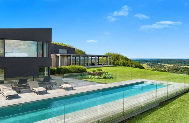 Entire home in the lush Hinterland of Byron Bay with panoramic coastal and hinterland view