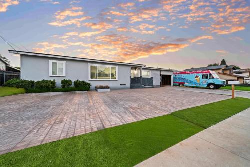 Entire Private 4-BR House, w Hot Tub, King Bed, 80 TV, Gated Yard, Ranch Style, Available Now