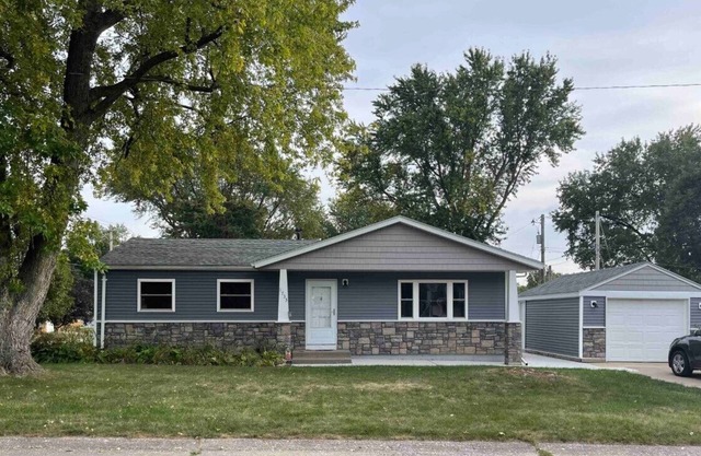 Entire ranch home centrally located in Bettendorf, near bike path and Bett Plex