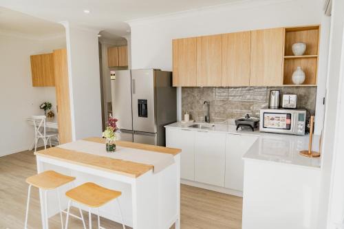 Entire Unit 11 kms to Gold coast Airport for family holidays 04 Beds 2 rooms