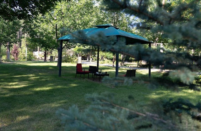 Escape to Christina Lake Beaches & Golf - Perfect for Couples, Private Terrace