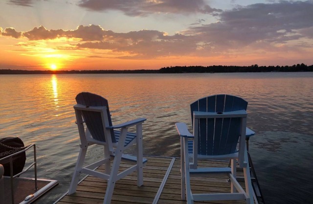Escape to the Holiday House. Serenity of Sunsets, Lakeside boat dock included.