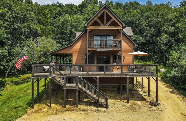 Escape to the woodland getaway of The LeClaire Lodge - PET FRIENDLY!
