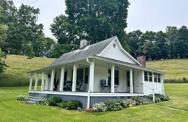 Escape to your cozy Mars Hill Cottage, near Asheville