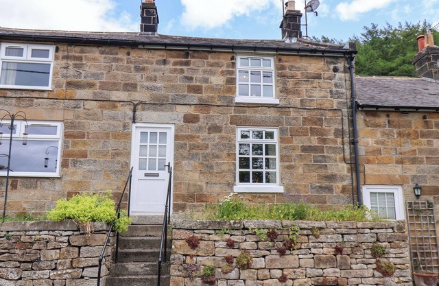 ESKDALE VIEW, 5 HOLLINS COTTAGES, pet friendly in Grosmont