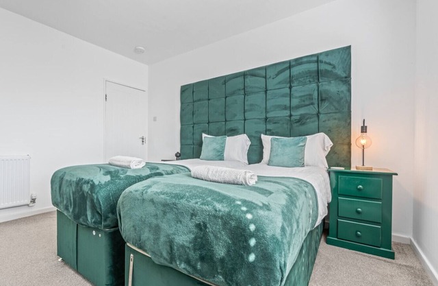 Esmerelda | Sleeps 8 | Contractors | Free Parking