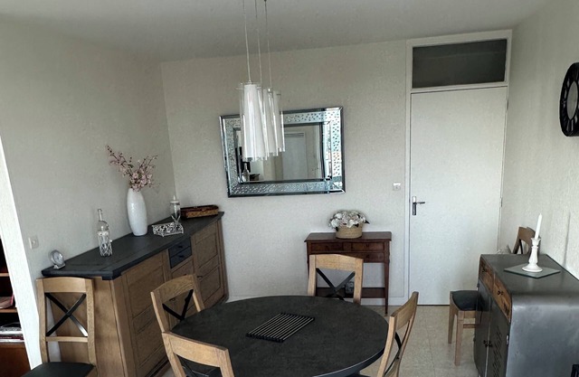 Estuary view, 12-minute walk to beach, market, town center. Quiet residence 4 people
